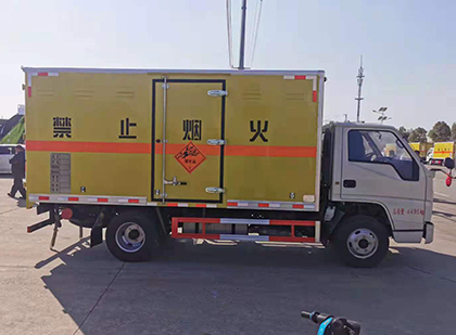 博厚镇爆破器材运输车技术升级与安全合规新趋势